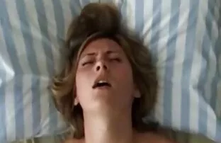 XXX هیجان زده جینا گسترش می یابد پاهای او کانال تلگرام فیلم های سینمایی سکسی را روی میز آشپزخانه